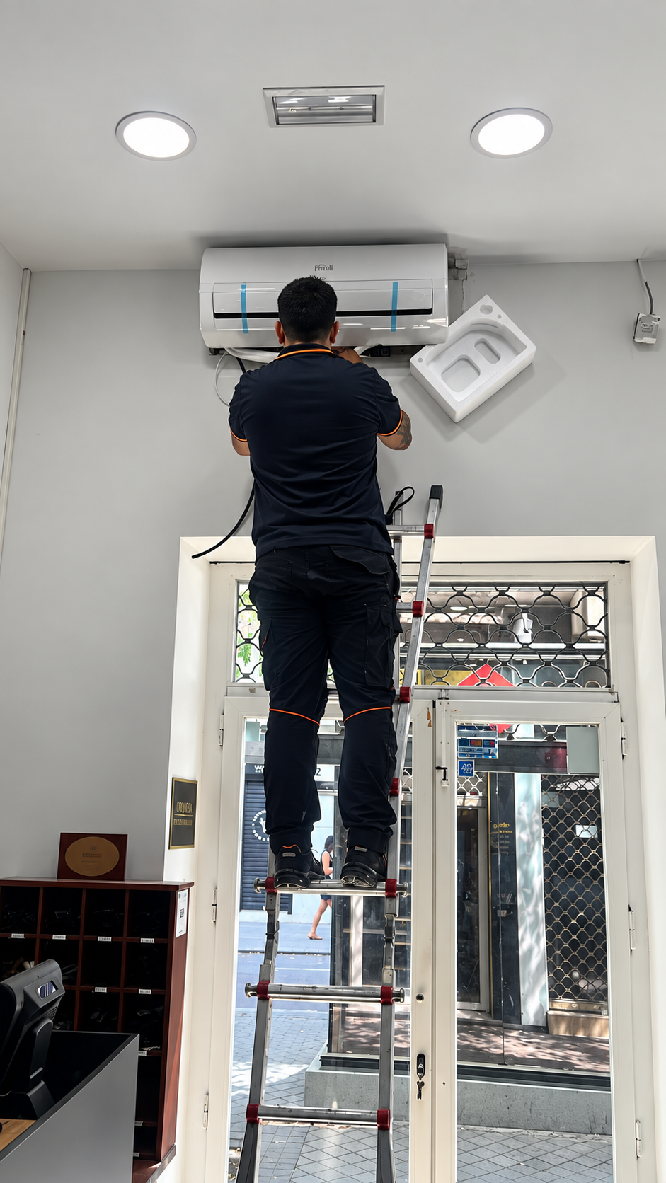 Técnico de Hermes Tecnoclima instalando un aire acondicionado Ferroli